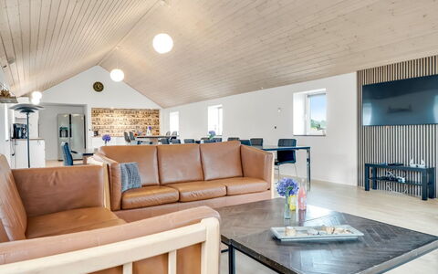 Folkar - 3Km to the Fjord: Möbel, Interior Design, Flooring, Holz, Fussboden, Decke, Holzboden, Stuhl, Tabelle, Beleuchtung