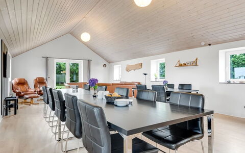 Folkar - 3Km to the Fjord: Möbel, Interior Design, Flooring, Holz, Fussboden, Decke, Holzboden, Stuhl, Tabelle, Beleuchtung