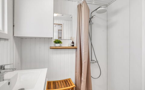 Pavo - 300M to the Fjord: Holz, Flooring, Armatur, Fussboden, Interior Design, Badezimmer, Installation, Zimmer, Toilette, Zapfhahn