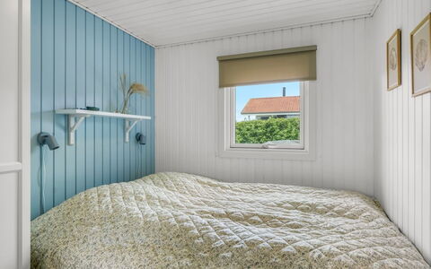 Pavo - 300M to the Fjord: Holz, Interior Design, Fussboden, Flooring, Schlafzimmer, Decke, Linens, Bett, Zimmer, Bedding