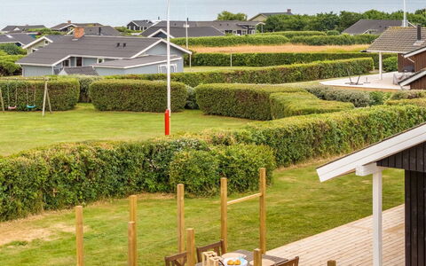 Pavo - 300M to the Fjord: Gras, Dach, Haus, Wohngebiet, Grundstueck, Zuhause, Rasen, Estate, Garten, Hütte