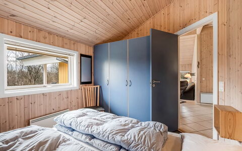 Sesto - 300M to the Fjord: Holz, Schlafzimmer, Decke, Interior Design, Bett, Bettdecke, Zuhause, Bedding, Zimmer, Fussboden