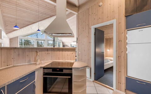 Sesto - 300M to the Fjord: Holz, Decke, Interior Design, Flooring, Fussboden, Zimmer, Light Fixture, Countertop, Küche, Holzbeize