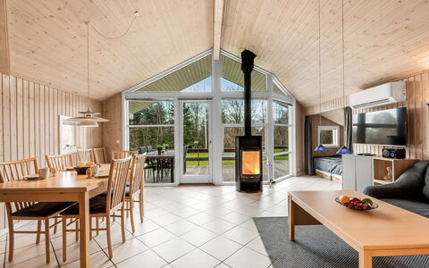 Sesto - 300M to the Fjord: Holz, Decke, Zuhause, Interior Design, Hütte, Hartholz, Wohnzimmer, Schatten, Blockhaus