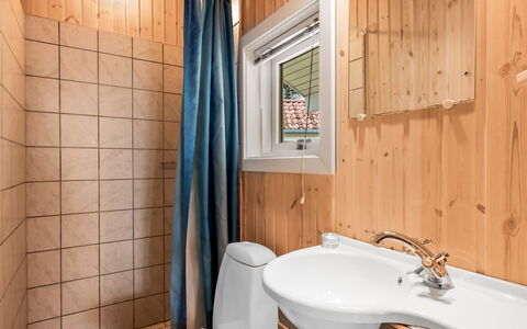 Sesto - 300M to the Fjord: Armatur, Bad Sink, Holz, Sinken, Badezimmer, Flooring, Fussboden, Interior Design, Zapfhahn, Installation