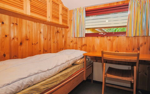 Naema - 600M to the Fjord: Holz, Flooring, Interior Design, Fussboden, Decke, Etagenbett, Möbel, Schlafzimmer, Bett, Holzbeize