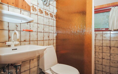 Naema - 600M to the Fjord: Badezimmer, Armatur, Bad Sink, Wand, Toilleten Sitz, Flooring, Toilette, Fussboden, Sinken, Zapfhahn