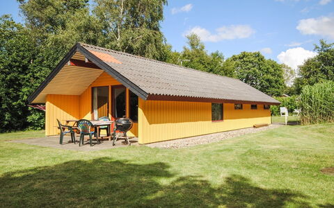 Naema - 600M to the Fjord: Haus, Zuhause, Dach, Wohngebiet, Hütte, Estate, Bauernhaus, Rasen, Landscaping, Abstellgleis