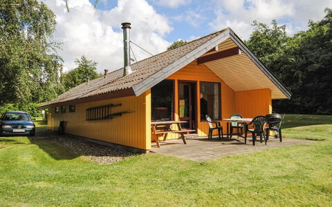 Naema - 600M to the Fjord: Haus, Zuhause, Dach, Wohngebiet, Hütte, Estate, Bauernhaus, Rasen, Landscaping, Abstellgleis