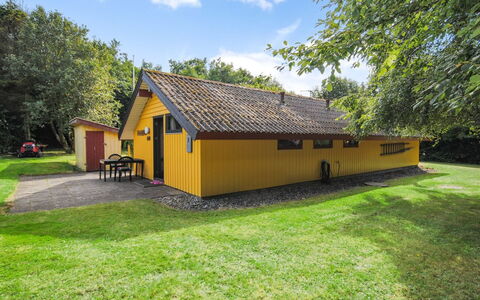 Naema - 600M to the Fjord: Haus, Zuhause, Dach, Wohngebiet, Hütte, Estate, Bauernhaus, Rasen, Landscaping, Abstellgleis