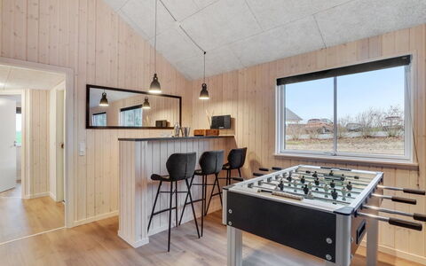 Sibbe - 500M to the Fjord: Holz, Decke, Interior Design, Light Fixture, Flooring, Zuhause, Fussboden, Küche, Zimmer, Holzboden