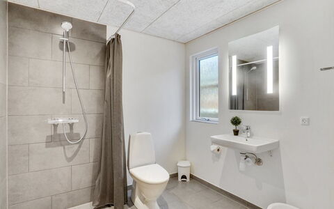 Sibbe - 500M to the Fjord: Flooring, Wand, Armatur, Fussboden, Decke, Interior Design, Sinken, Badezimmer, Installation, Toilette