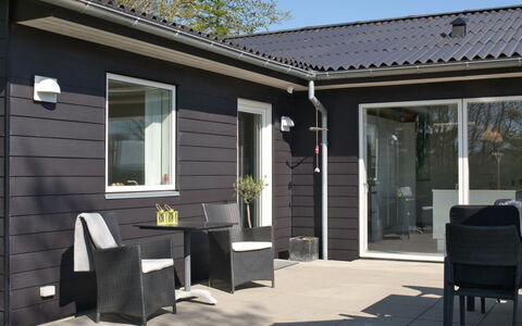 Elissa - 50M to the Fjord: Möbel, Interior Design, Flooring, Holz, Fussboden, Decke, Holzboden, Stuhl, Tabelle, Beleuchtung