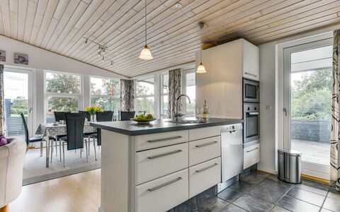 Sylvelin - 400M to the Fjord: Holz, Decke, Flooring, Interior Design, Küche, Countertop, Möbel, Fussboden, Holzboden, Zuhause