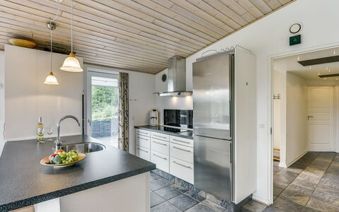 Sylvelin - 400M to the Fjord: Flooring, Küche, Holz, Countertop, Decke, Interior Design, Fussboden, Cabinetry, Zuhause, Möbel