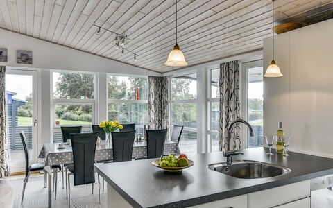 Sylvelin - 400M to the Fjord: Interior Design, Decke, Holz, Flooring, Light Fixture, Möbel, Fussboden, Küche & Esszimmer Tisch, Küche, Zuhause