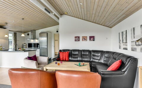 Sylvelin - 400M to the Fjord: Interior Design, Couch, Decke, Holz, Möbel, Flooring, Wohnzimmer, Zimmer, Beleuchtung, Fussboden
