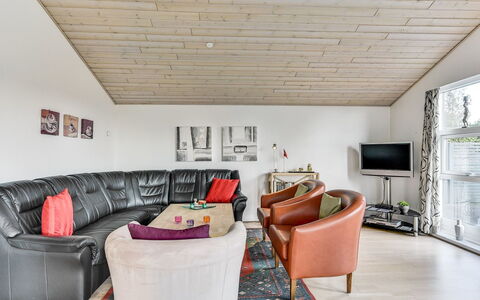 Sylvelin - 400M to the Fjord: Möbel, Interior Design, Couch, Decke, Holz, Flooring, Fussboden, Wohnzimmer, Light Fixture, Beleuchtung