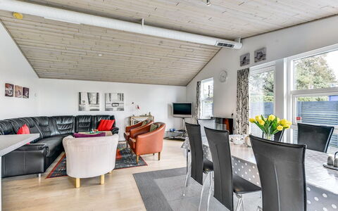 Sylvelin - 400M to the Fjord: Holz, Decke, Interior Design, Couch, Zuhause, Möbel, Flooring, Wohnzimmer, Zimmer