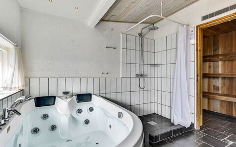 Sylvelin - 400M to the Fjord: Interior Design, Armatur, Flooring, Badewanne, Fussboden, Holz, Decke, Badezimmer, Möbel, Zimmer