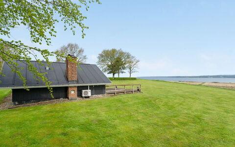 Henrieke - 250M to the Fjord: Wohngebiet, Dach, Vorort, Auffahrt, Estate, Kamin