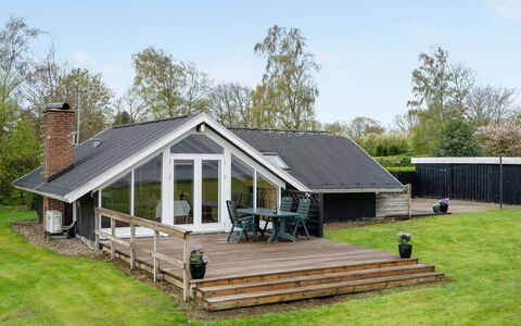 Henrieke - 250M to the Fjord: Wohngebiet, Dach, Vorort, Auffahrt, Estate, Kamin