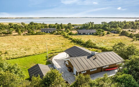 Eljas - 200M to the Fjord: Möbel, Interior Design, Flooring, Holz, Fussboden, Decke, Holzboden, Stuhl, Tabelle, Beleuchtung
