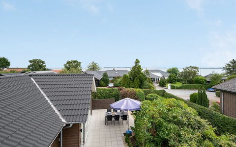 Regni - 300M to the Fjord: Wohngebiet, Dach, Vorort, Auffahrt, Estate, Kamin
