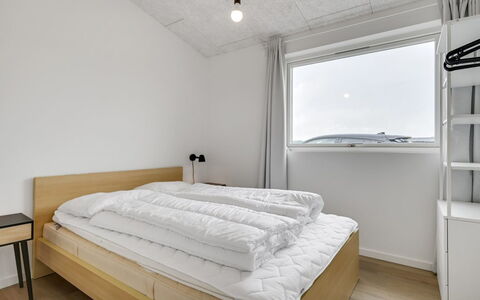 Aatami - 500M from the Sea: Schlafzimmer, Decke, Bett, Bedding, Bettdecke, Bettrahmen, Zimmer, Wohnung, Matratze, Design