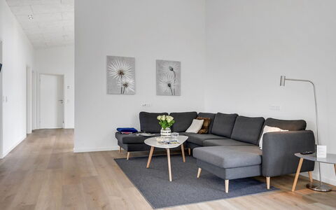 Aatami - 500M from the Sea: Flooring, Möbel, Interior Design, Fussboden, Holzboden, Holz, Couch, Wohnzimmer, Laminatboden, Zuhause