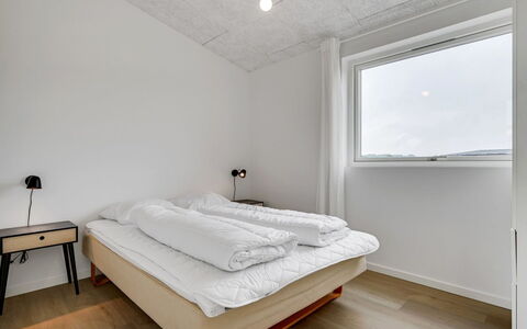 Aatami - 500M from the Sea: Wand, Decke, Schlafzimmer, Fussboden, Flooring, Interior Design, Zimmer, Bett, Wohnung, Bettdecke