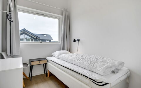 Aatami - 500M from the Sea: Schlafzimmer, Bett, Bettdecke, Bedding, Fussboden, Interior Design, Decke, Flooring, Bettrahmen, Linens