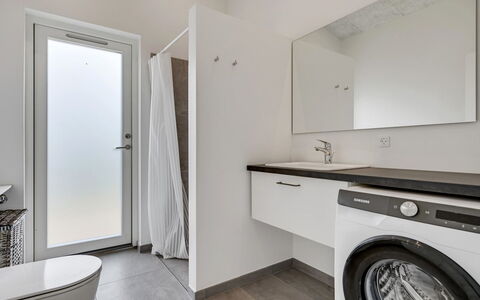 Aatami - 500M from the Sea: Flooring, Fussboden, Interior Design, Decke, Armatur, Waschmaschine, Zimmer, Zuhause, Badezimmer, Wohnung