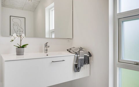 Aatami - 500M from the Sea: Interior Design, Armatur, Flooring, Badezimmer, Bad Sink, Fussboden, Badezimmerschrank, Sinken, Spiegel, Zapfhahn
