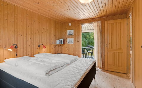 Brimi - 450M from the Sea: Schlafzimmer, Bett, Holz, Interior Design, Decke, Bettdecke, Zimmer, Möbel, Bedding, Fussboden