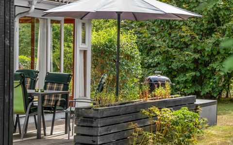 Brimi - 450M from the Sea: Möbel, Gartenmöbel, Blumentopf, Garten, Strauch, Tisch Im Freien, Stuhl, Regenschirm, Zimmerpflanze