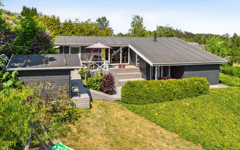Gerhild - 300M from the Sea: Haus, Dach, Zuhause, Wohngebiet, Strauch, Hütte, Estate, Garten, Abstellgleis, Landscaping