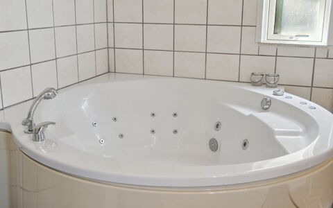 Gerhild - 300M from the Sea: Badewanne, Badezimmer, Armatur, Interior Design, Flooring, Installation, Fussboden, Zapfhahn, Jacuzzi