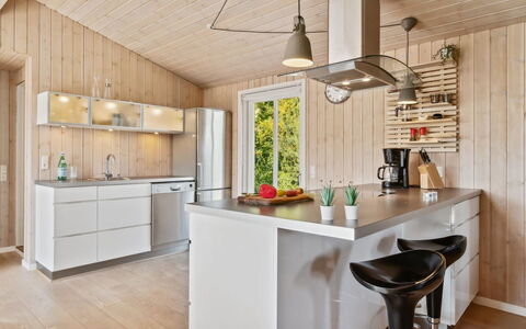 Gerhild - 300M from the Sea: Küche, Countertop, Möbel, Interior Design, Flooring, Light Fixture, Küchengerät, Holz, Decke, Cabinetry