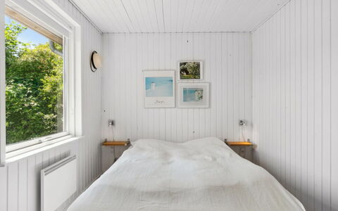 Gerhild - 300M from the Sea: Holz, Schlafzimmer, Decke, Flooring, Fussboden, Interior Design, Bettdecke, Bedding, Bett, Bettrahmen