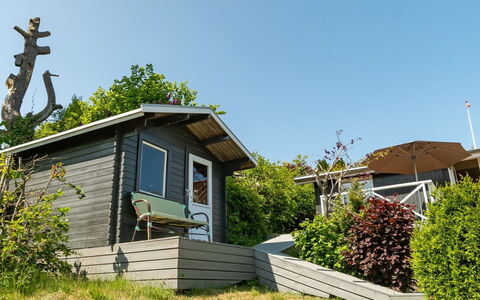 Gerhild - 300M from the Sea: Strauch, Zuhause, Hütte, Dach, Abstellgleis, Gartenmöbel, Garten, Gartenbauten, Schuppen, Garten