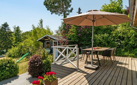 Gerhild - 300M from the Sea: Holz, Möbel, Gartenmöbel, Regenschirm, Strauch, Garten, Tisch Im Freien, Tabelle, Stuhl