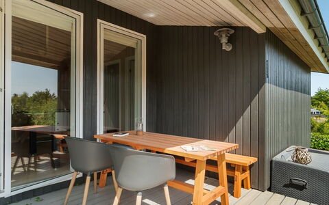 Gerhild - 300M from the Sea: Holz, Holzbeize, Hartholz, Planke, Möbel, Veranda, Holzboden, Stuhl, Deck, Schatten