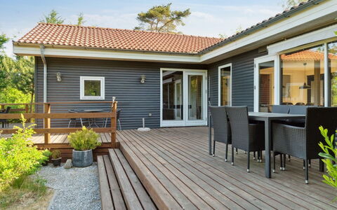 Amai - 1.5Km from the Sea: Dach, Haus, Zuhause, Hütte, Abstellgleis, Estate, Auffahrt, Gartenbauten, Garten, Schuppen