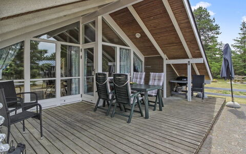 Dedo - 300M from the Sea: Dach, Haus, Grundstueck, Zuhause, Hütte, Estate, Gartenbauten, Schatten, Blockhaus, Landscaping