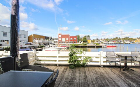 Nalle - 5M from the Sea: Dach, Haus, Grundstueck, Zuhause, Hütte, Estate, Gartenbauten, Schatten, Blockhaus, Landscaping