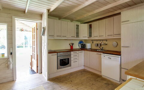 Efimija - 7Km from the Sea: Holz, Holzbeize, Planke, Hartholz, Hütte, Deck, Abstellgleis, Schatten, Holzboden, Gartenbauten