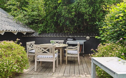 Stefani - 1Km from the Sea: Möbel, Gartenmöbel, Tisch Im Freien, Strauch, Stuhl, Garten, Tabelle, Blumentopf, Schatten, Hinterhof