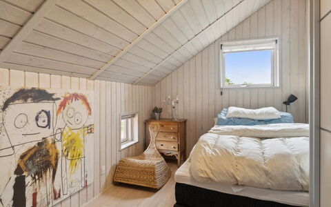 Stefani - 1Km from the Sea: Schlafzimmer, Bett, Holz, Bedding, Interior Design, Bettdecke, Möbel, Decke, Zuhause, Linens