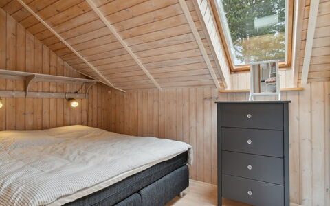 Stefani - 1Km from the Sea: Holz, Decke, Flooring, Schlafzimmer, Interior Design, Fussboden, Bett, Möbel, Zuhause, Zimmer